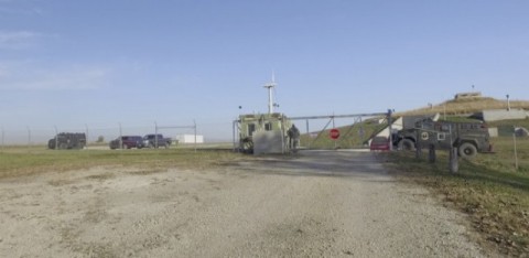 A entrada do bunker de Larry Hall no Kansas é guardada como uma instalação militar.