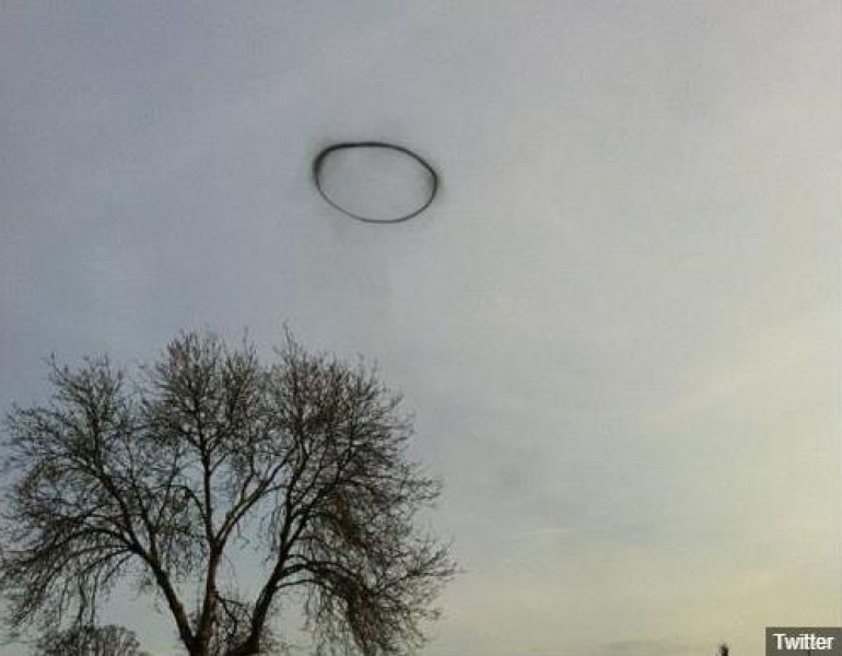 Anel negro avistado no céu da Inglaterra.