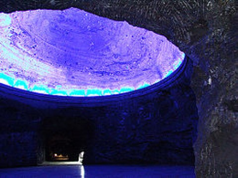 Embora subterr?nea, n?o h? Catedral sem c?pula. Ap?s passar o Via Crucis, encontra-se a c?pula da Catedral.