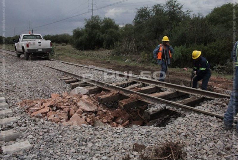 A grande fissura da Terra também abriu trilhos de trem e pode levar a descarrilamentos.