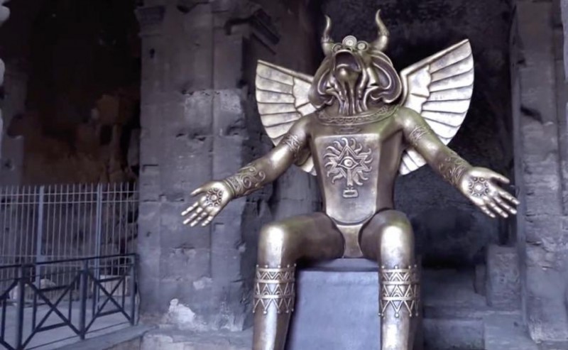 O deus pagão Moloch colocado ao lado de uma placa de exposição no Coliseu, Roma, 27 de setembro de 2019.
