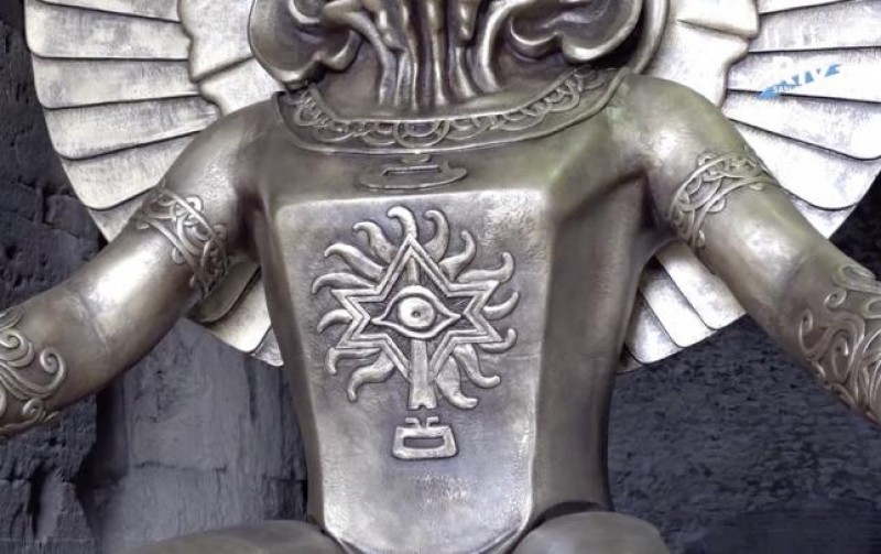 Detalhe do deus pagão Moloch, que recebe os visitantes do Coliseu, em Roma, como parte de uma exposição que foi aberta em 27 de setembro de 2019.