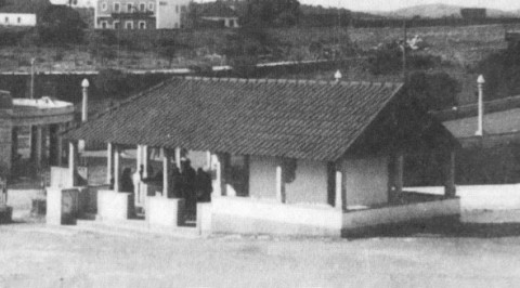 A Capelinha das Aparições já coberta pelo seu primeiro alpendre e com a sua envolvência toda pavimentada. À esquerda percebe-se parte da rotunda com colunata que cercava e cobria a fonte, 1937.