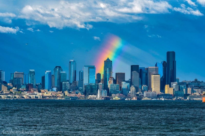 Arco-íris estranho sobre Seattle, em julho de 2018. Por Anthony Kuempel.
