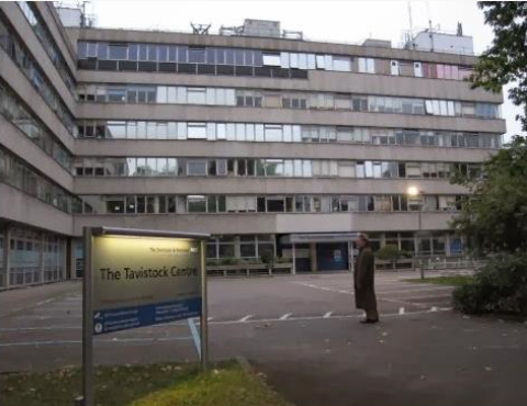 Sede do Instituto Tavistock, no condado de Sussex, Londres %u2013 Reprodução.