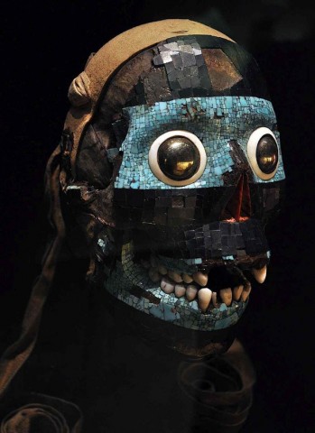 Máscara de Tezcatlipoca, o cruel deus que habitaria na Mãe Terra, algo vagamente comparável à divindade Pachamama ou à deusa Gaia de recente invenção ecologista. Museu Britânico.