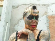 Mulher transgênero retira orelhas e nariz para virar 'dragão'