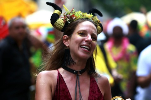Foliã fantasiada com chifre no bloco Tarado Ni Você, no Centro de São Paulo (Foto: Hélvio Romero/Estadão Conteúdo)