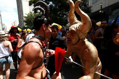 Foliões foram fantasiados de chifres no bloco Tarado Ni Você, no centro de São Paulo (Foto: Hélvio Romero/Estadão Conteúdo)