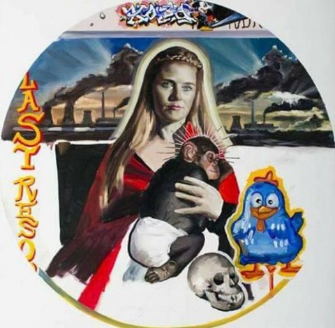 Vilipêndio à fé cristã: Jesus representado como um macaco no colo de Maria.