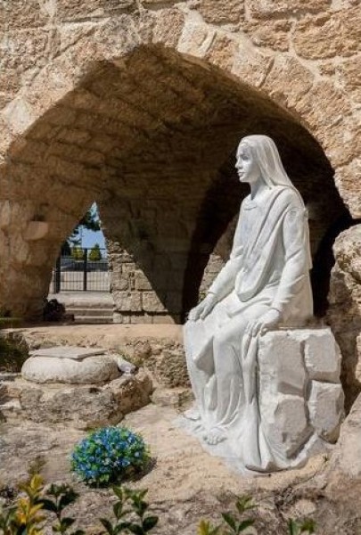 Imagem da Virgem Maria na entrada da gruta.