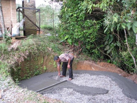 Fazendo o piso da cisterna.