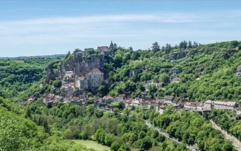 Rocamadour, França, Patrimônio Mundial da UNESCO, é um lugar onde milagres acontecem. A existência de uma Madona Negra e um antigo sino que toca sozinho quando um milagre ocorre no mar tornam o local espiritual e mágico.