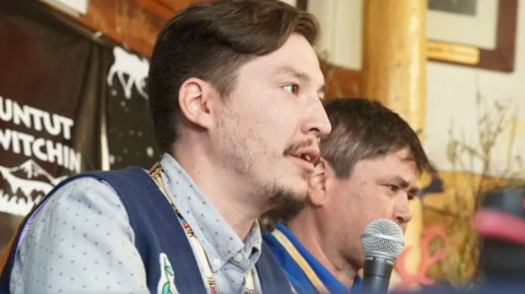 O chefe da primeira nação de Vuntut Gwitchin, Dana Tizya-Tramm, diz que a comunidade de Old Crow, em Yukon, enfrenta um estado de emergência por causa da mudança climática.