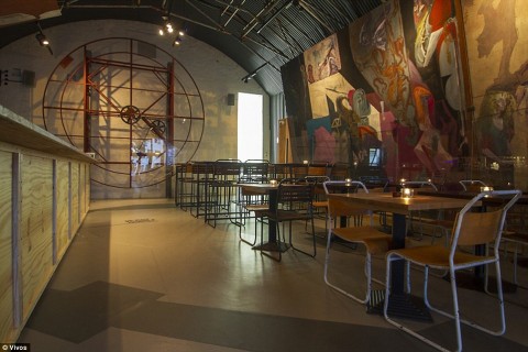 O bunker em Rothenstein possui 227,904 pés quadrados de áreas de estar à prova de explosão, incluindo este pub planejado.