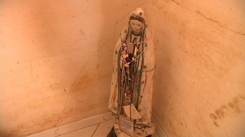 Moradora disse que imagem foi encontrada intacta em casa %u2014 Foto: Reprodução/ TV Gazeta.