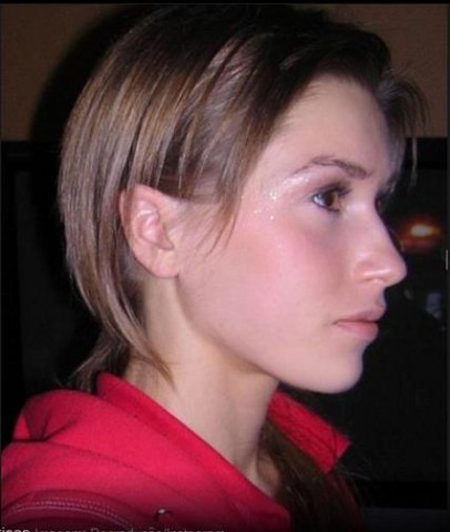 A modelo aos 14 anos, ainda sem cirurgias plásticas.