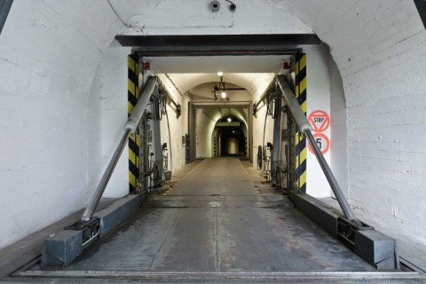 O bunker de sobrevivência pode, aparentemente, suportar uma explosão nuclear, agentes químicos, terremotos, tsunamis e praticamente qualquer outro desastre. Acima, uma porta à prova de explosão do complexo.